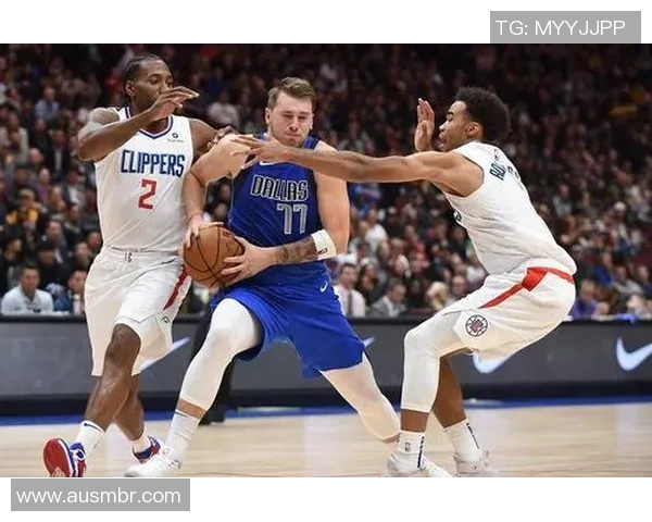 快船与独行侠的黑白对决揭示篮球战术与激情的碰撞